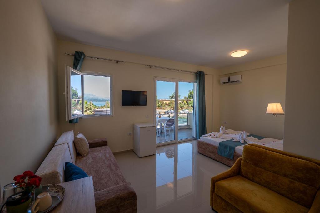Quadruple Room with Balcony at Hotel Golden